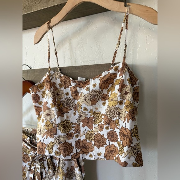 C&C California|Brown Floral linen matching set in Spaghetti Strap Top & Shorts• - Picture 3 of 14